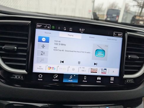 Used 2024 Chrysler Pacifica Touring-L image 15