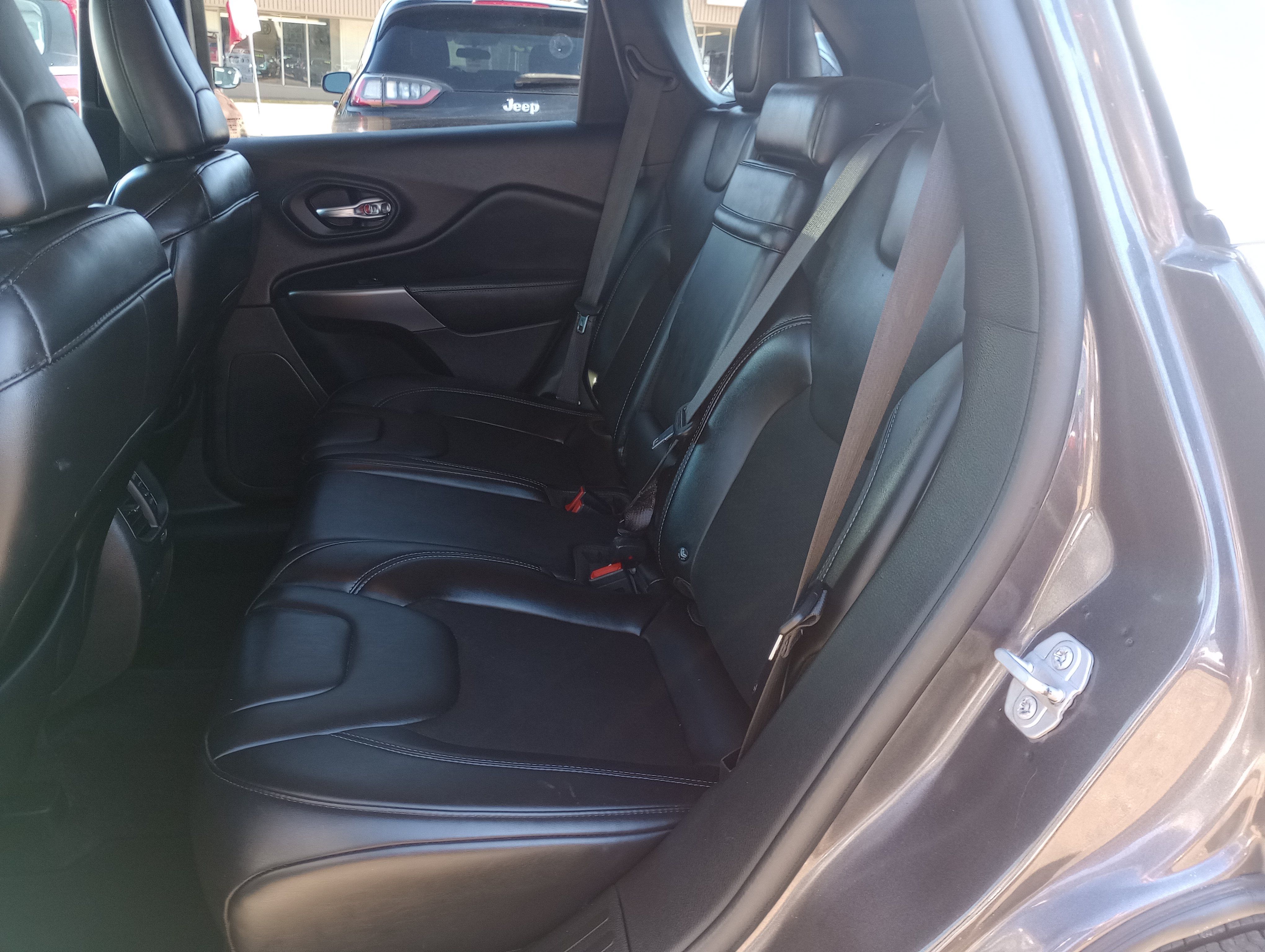 Used 2019 Jeep Cherokee Latitude Plus FWD image 11