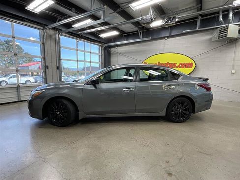 Used 2018 Nissan Altima 2.5 SR w/ SR Midnight Edition image 2