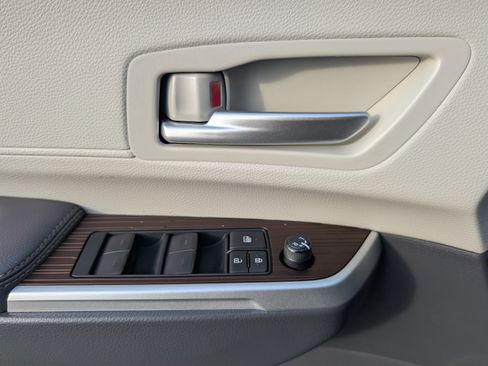 Used 2023 Toyota Sienna XLE image 16