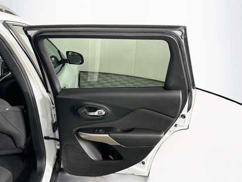 Used 2018 Jeep Cherokee Latitude FWD image 27