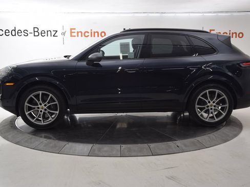 Used 2024 Porsche Cayenne AWD/4WD image 3