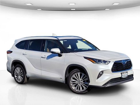 Used 2024 Toyota Highlander Platinum AWD/4WD image 2