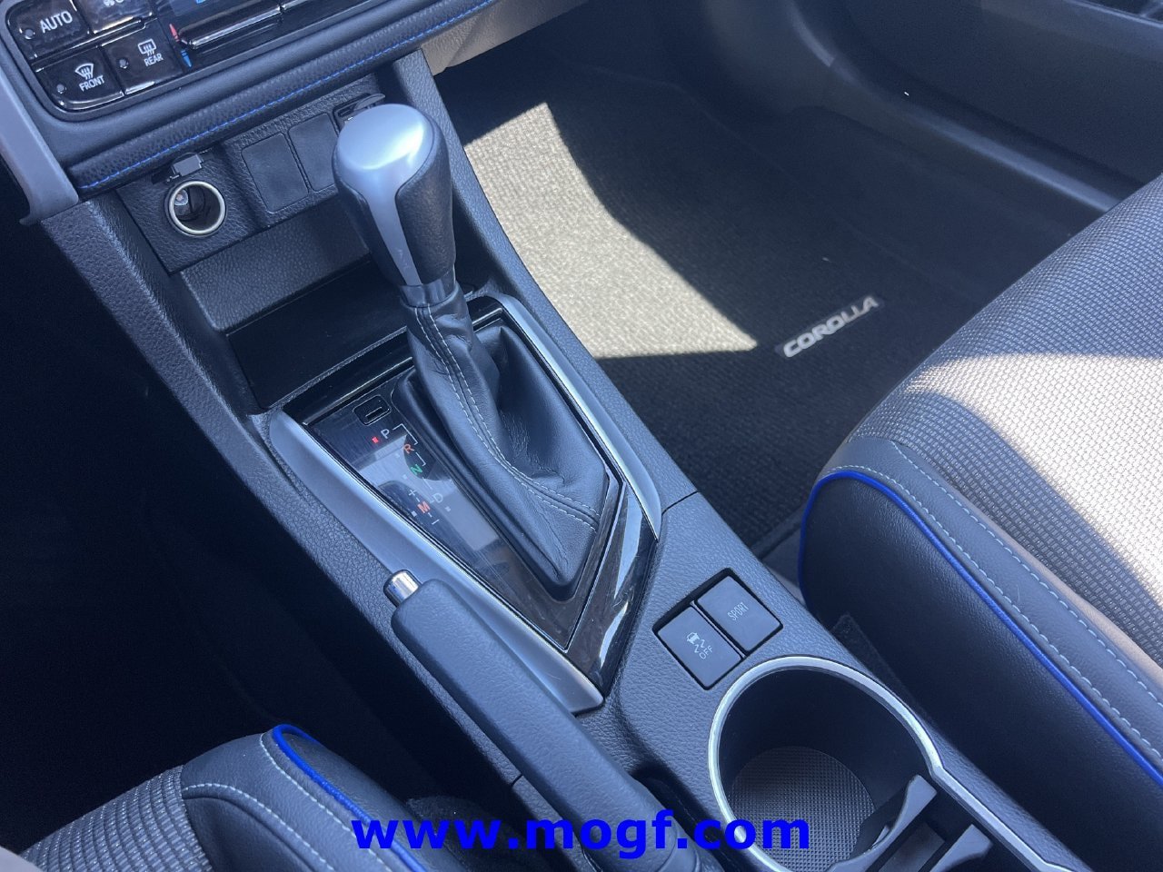 Used 2018 Toyota Corolla SE w/ SE Premium Package FWD image 11