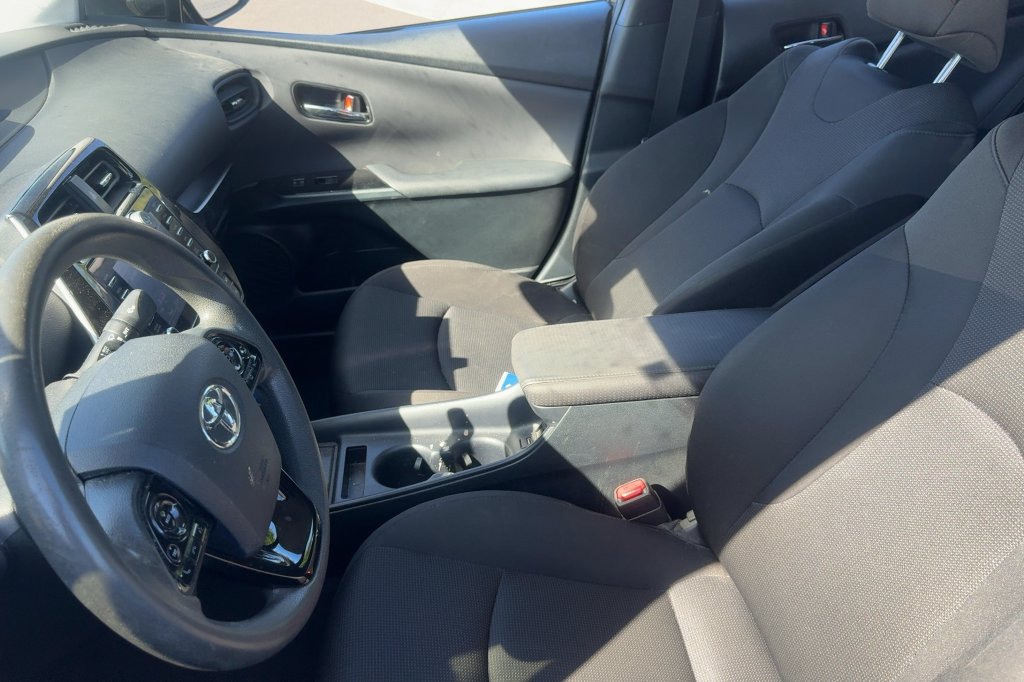 Used 2021 Toyota Prius L Eco FWD image 11