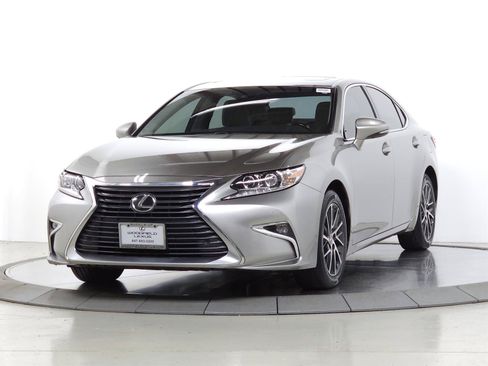 Used 2017 Lexus ES 350 w/ Luxury Package FWD image 3