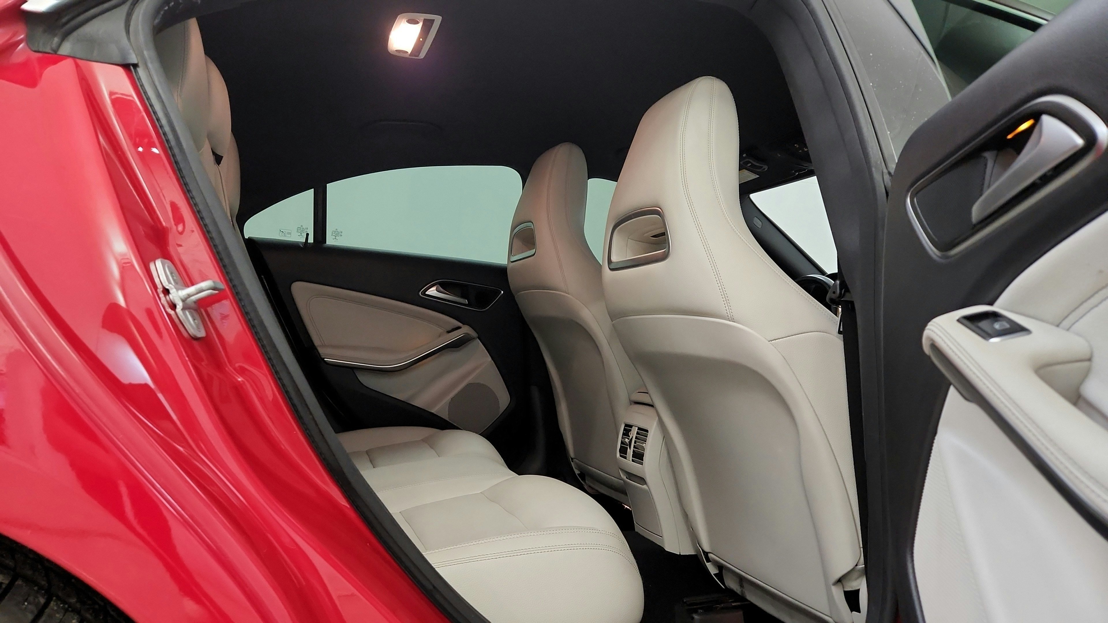 Used 2014 Mercedes-Benz CLA 250 4MATIC image 32
