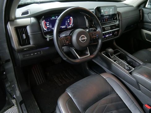 Used 2023 Nissan Pathfinder Platinum image 12