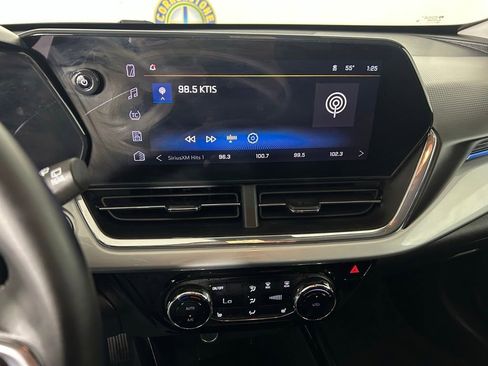 Used 2025 Chevrolet Trax LT w/ LT Convenience Package FWD image 2