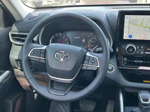 Certified 2025 Toyota Highlander XLE FWD image 42