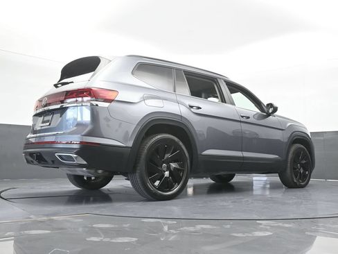 Used 2024 Volkswagen Atlas SE w/ Panoramic Sunroof Package FWD image 60
