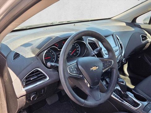 Used 2018 Chevrolet Cruze LT w/ Convenience Package image 6