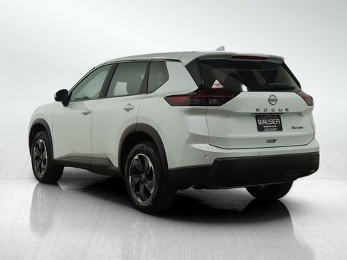 Used 2024 Nissan Rogue SV image 3