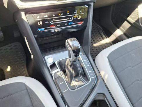 Used 2025 Volkswagen Taos SE FWD image 16
