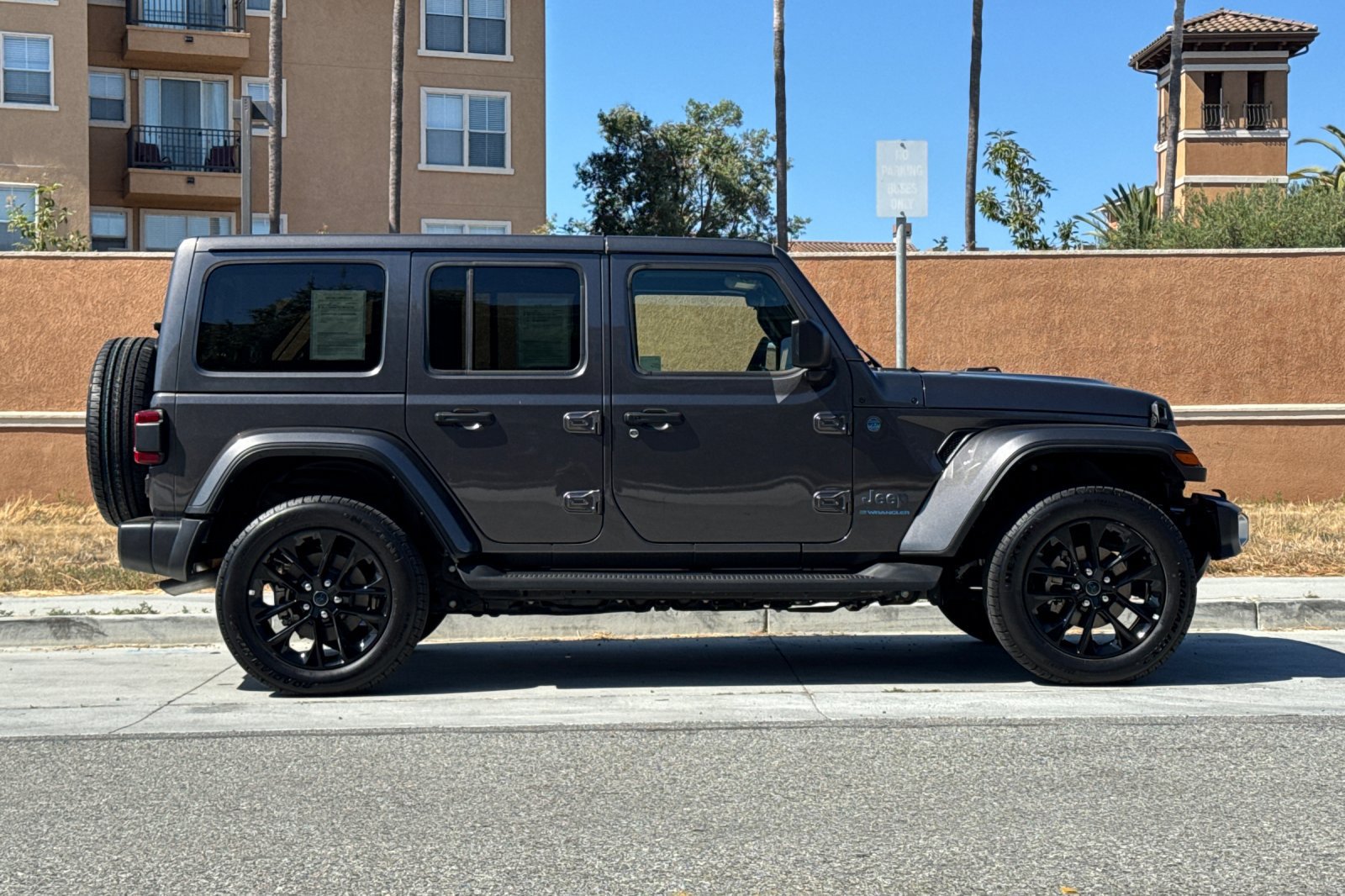 Used 2025 Jeep Wrangler Unlimited Sahara AWD/4WD image 3