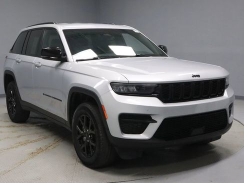 Used 2024 Jeep Grand Cherokee Altitude image 1