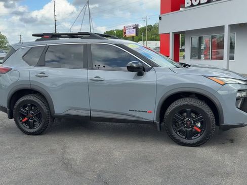Used 2025 Nissan Rogue SV AWD/4WD image 8