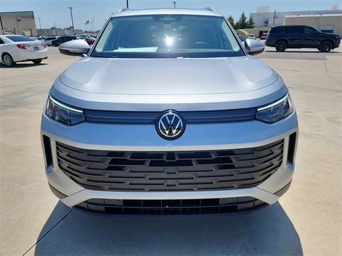 New 2025 Volkswagen Tiguan SE image 9