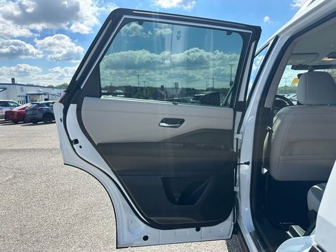 Used 2025 Nissan Pathfinder SL w/ Lighting Package (N92) AWD/4WD image 9