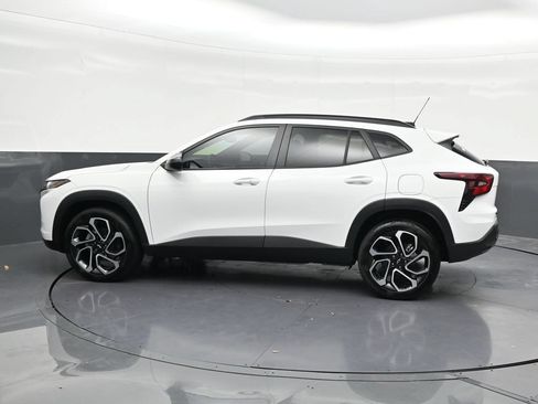 Used 2025 Chevrolet Trax RS w/ Sunroof Package FWD image 2