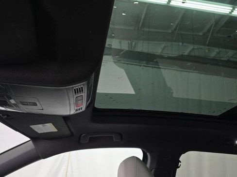 Used 2024 Volkswagen Tiguan SE R-Line image 6