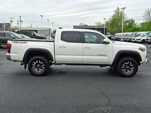 Used 2019 Toyota Tacoma TRD Off-Road AWD/4WD image 4