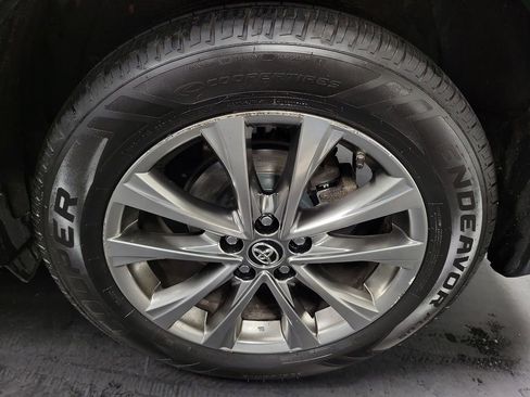 Used 2017 Toyota RAV4 Limited image 10