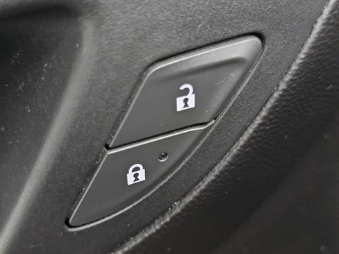 Used 2018 Chevrolet Equinox LT FWD image 25