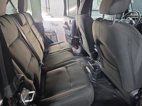 Used 2018 Jeep Wrangler Unlimited Sahara AWD/4WD image 11
