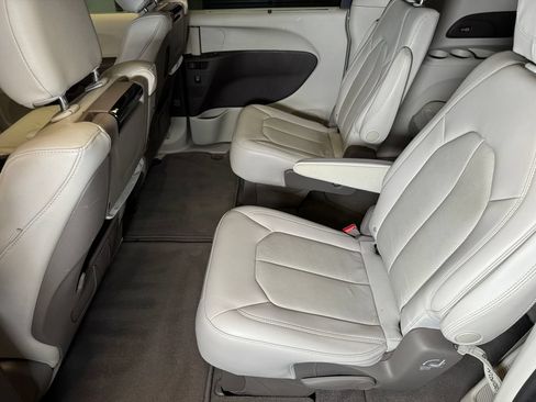 Used 2021 Chrysler Pacifica Touring-L w/ Uconnect Theater Family Group AWD/4WD image 21