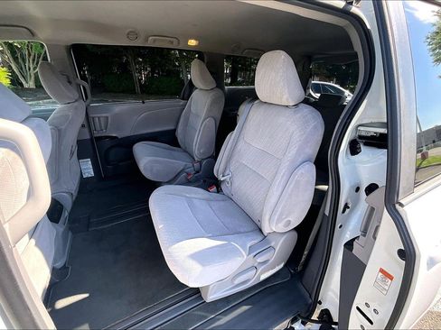 Used 2019 Toyota Sienna LE FWD image 23