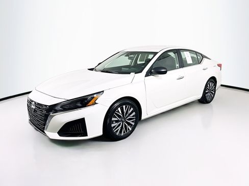 Used 2025 Nissan Altima 2.5 SV image 3