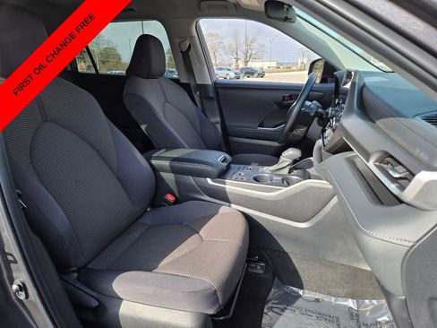 Used 2024 Toyota Highlander LE AWD/4WD image 21