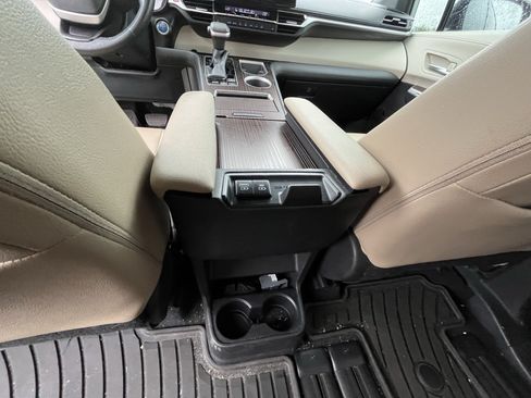 Used 2021 Toyota Sienna XLE FWD image 32