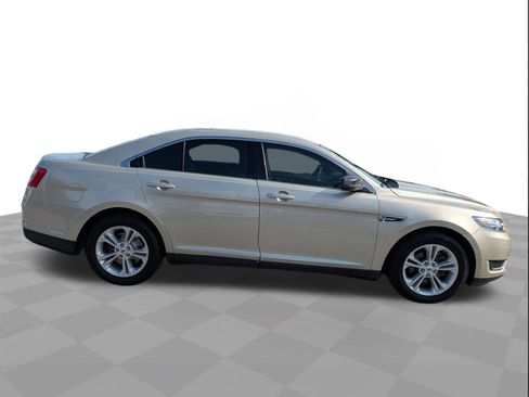 Used 2018 Ford Taurus SE image 3