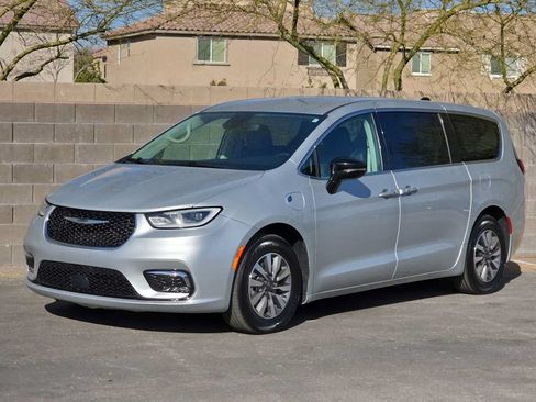 Used 2024 Chrysler Pacifica Limited FWD image 4