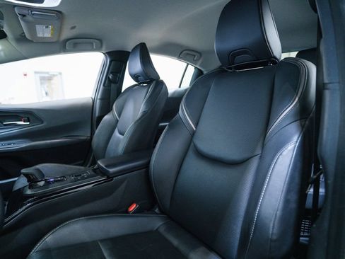 Used 2025 Toyota Prius XLE FWD image 6