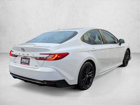 Used 2025 Toyota Camry SE image 5