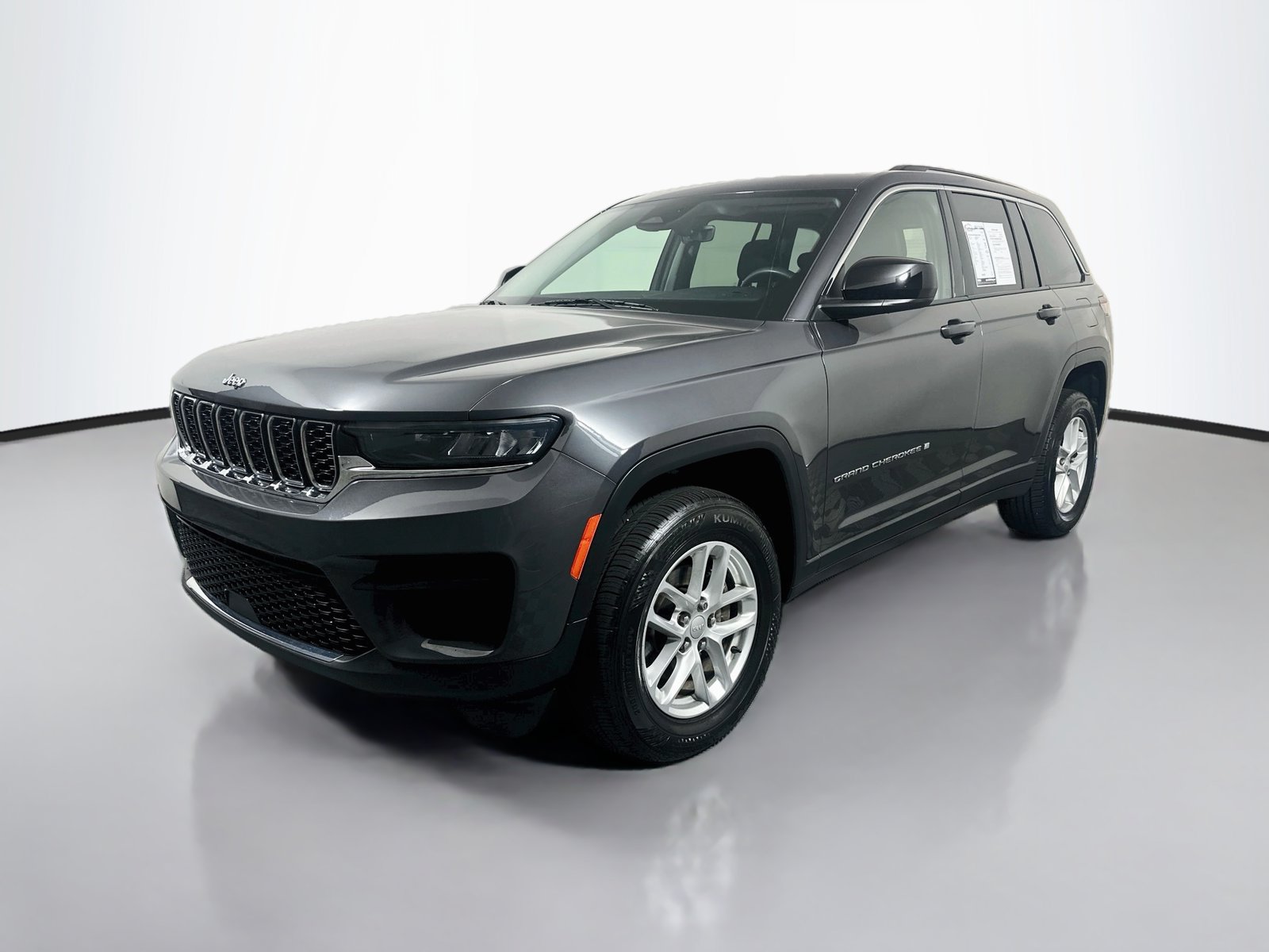 Used 2023 Jeep Grand Cherokee Laredo AWD/4WD image 3