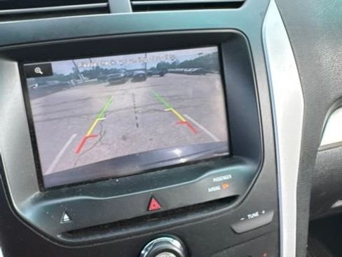 Used 2015 Ford Explorer XLT w/ Equipment Group 202B AWD/4WD image 8