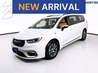 Used 2023 Chrysler Pacifica Pinnacle video 1