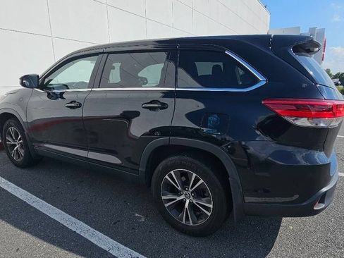 Used 2019 Toyota Highlander LE AWD/4WD image 6