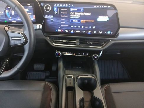 Used 2025 Chevrolet Equinox EV RS FWD image 3