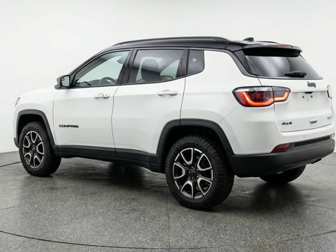 Used 2025 Jeep Compass Trailhawk image 6