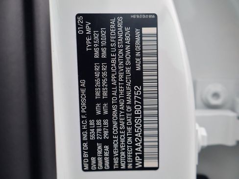 Certified 2025 Porsche Macan AWD/4WD image 28