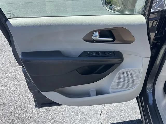Used 2018 Chrysler Pacifica Touring-L Plus w/ Advanced Safetytec Group FWD image 7