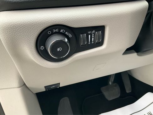 Used 2019 Chrysler Pacifica Touring Plus w/ Advanced Safetytec Group FWD image 16