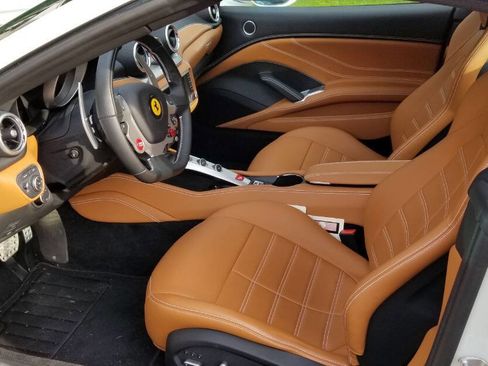 Used 2017 Ferrari California T image 5