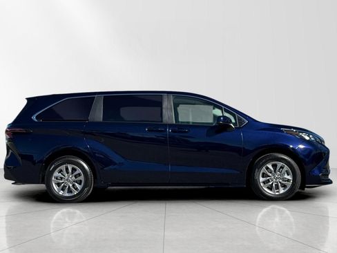 New 2026 Toyota Sienna LE image 2