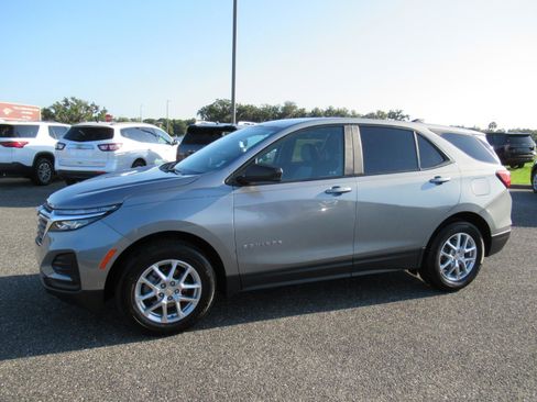 Used 2023 Chevrolet Equinox LS w/ LS Convenience Package FWD image 4